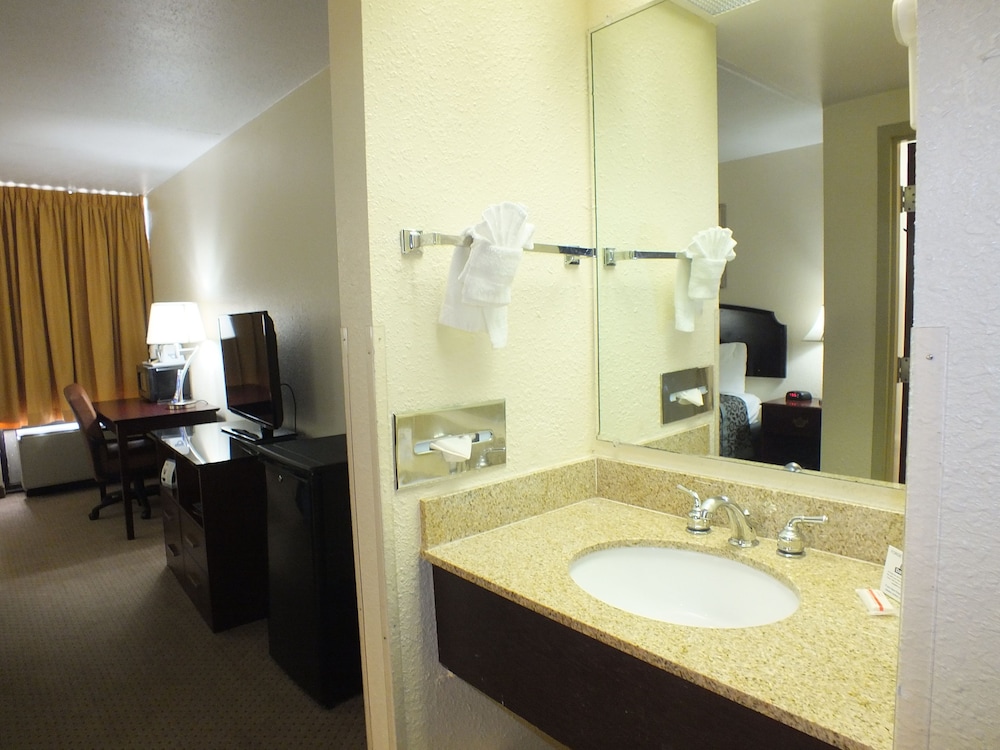 Travelodge Indianapolis Castleton - photo 11