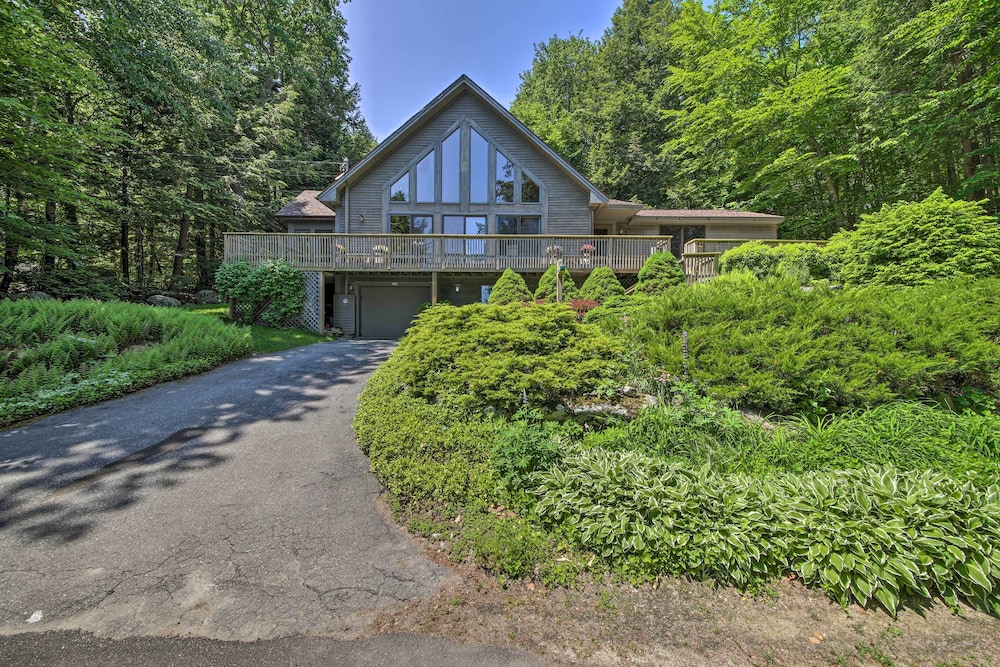 Sebago Lake Gem on Private Cove with Boat Dock — 4-Star Luxury Hotel in Raymond, United States