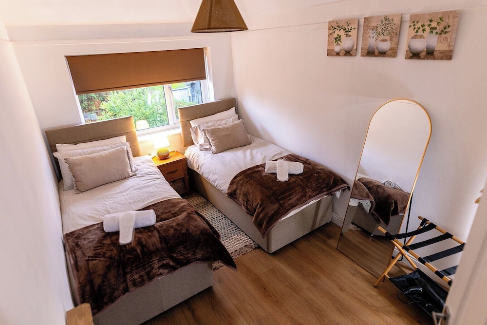 Sleeps 5 Free Parking Near Airport & City — hotel near Manchester Airport