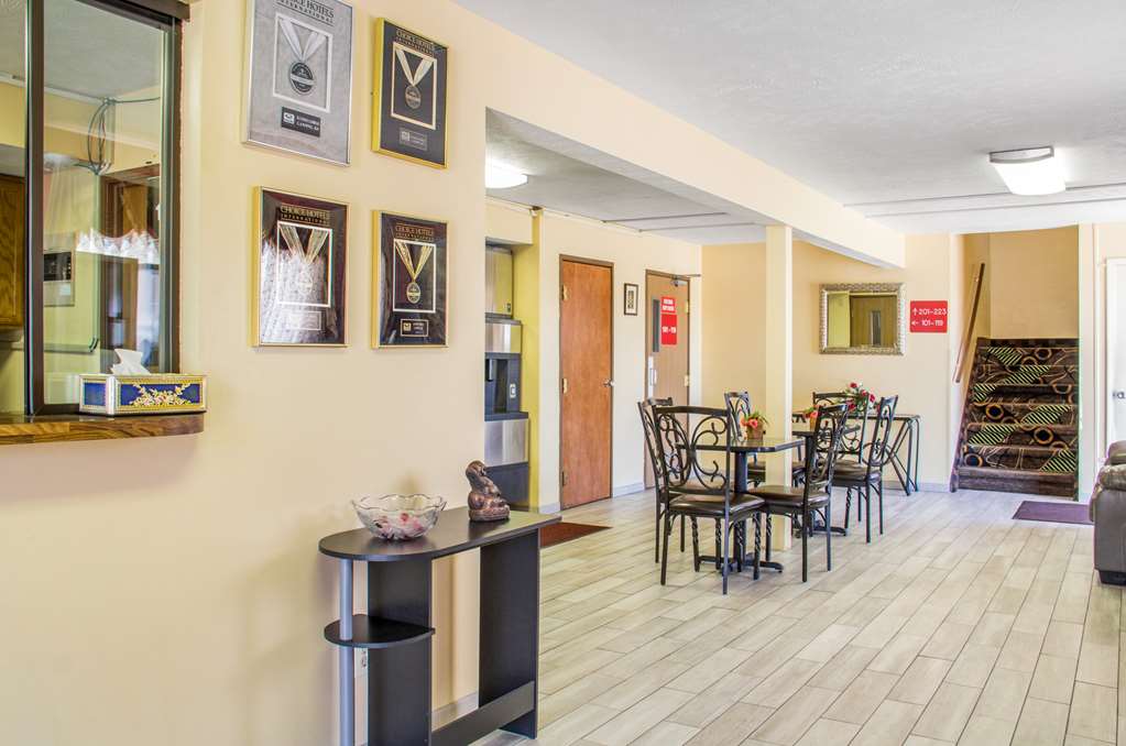 Econo Lodge Lansing Leavenworth - photo 4