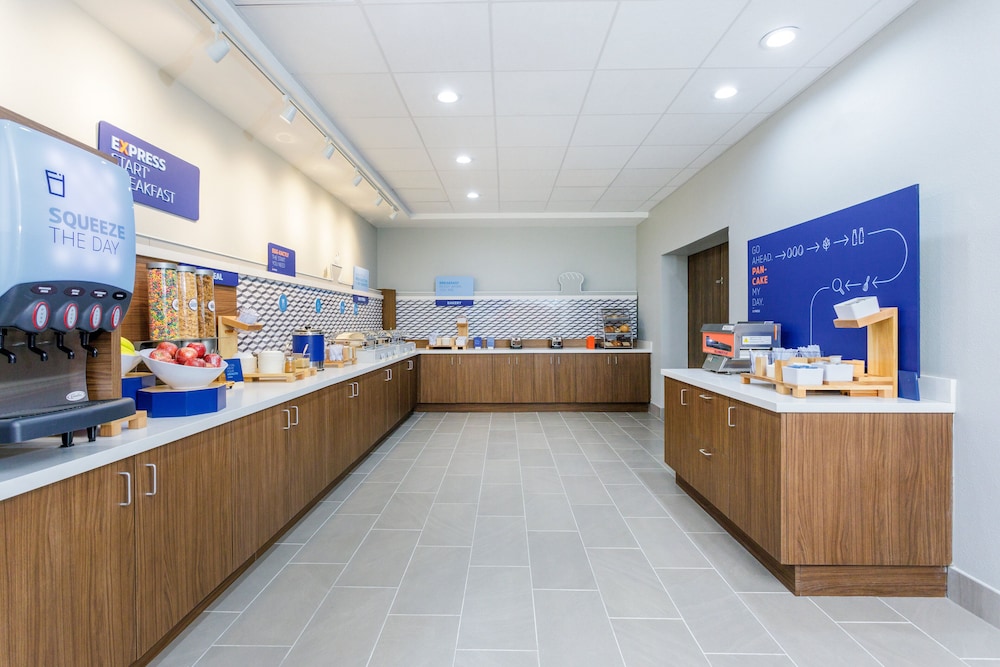 Holiday Inn Express & Suites Tampa Stadium Airport Area by IHG - photo 38