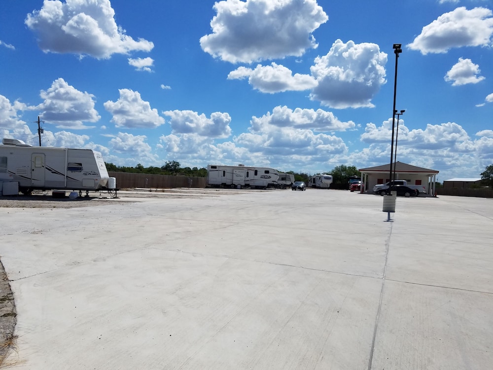 Luxury Inn & RV Park - photo 32