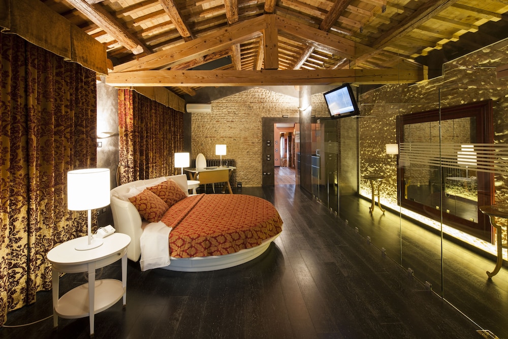Villa Solaris — 4-Star Luxury Hotel in Tezze, Italy