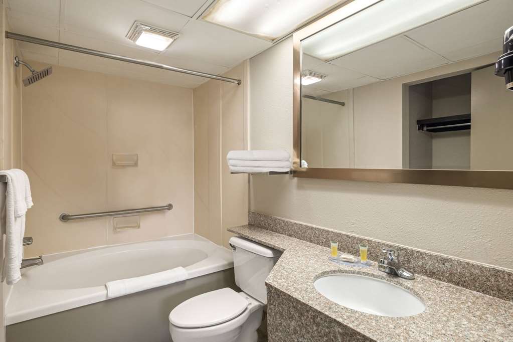Days Inn by Wyndham Weldon Roanoke Rapids - photo 29
