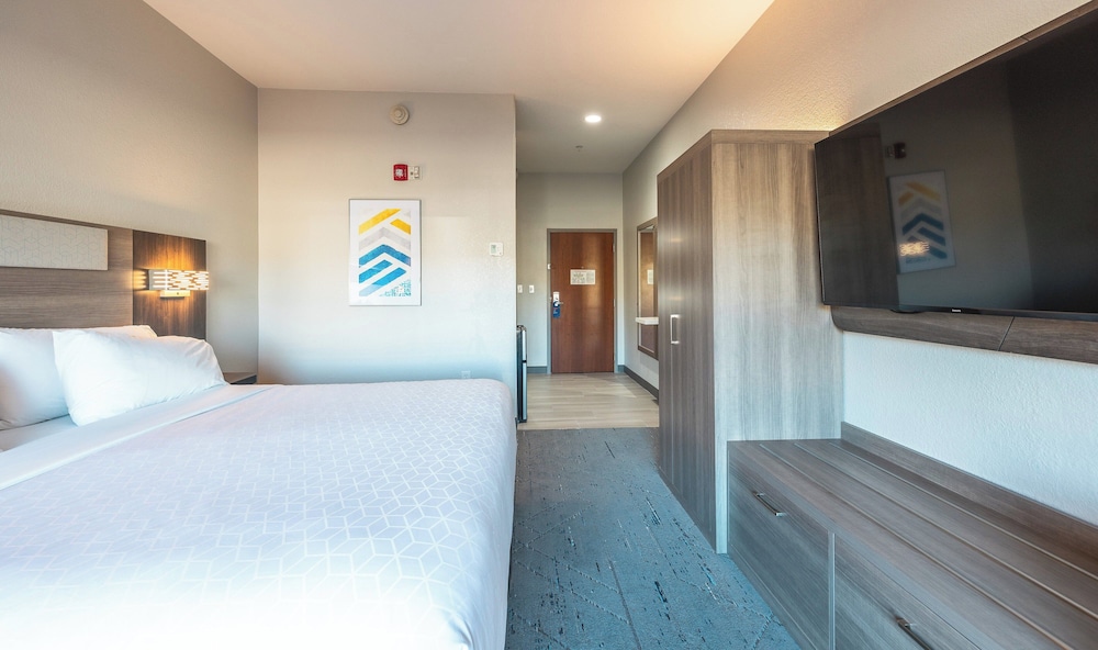 Holiday Inn Express Hotel & Suites St. Robert by IHG - photo 18