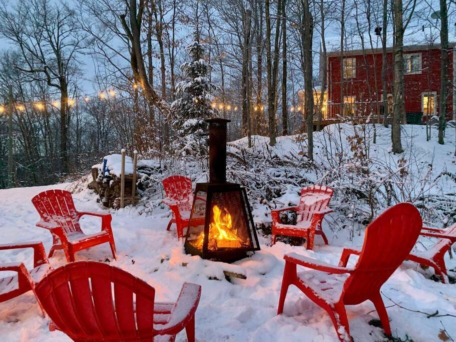 Nature Retreat With Hot Tub And Lake Access Watercraft — Saint Adolphe D Howard