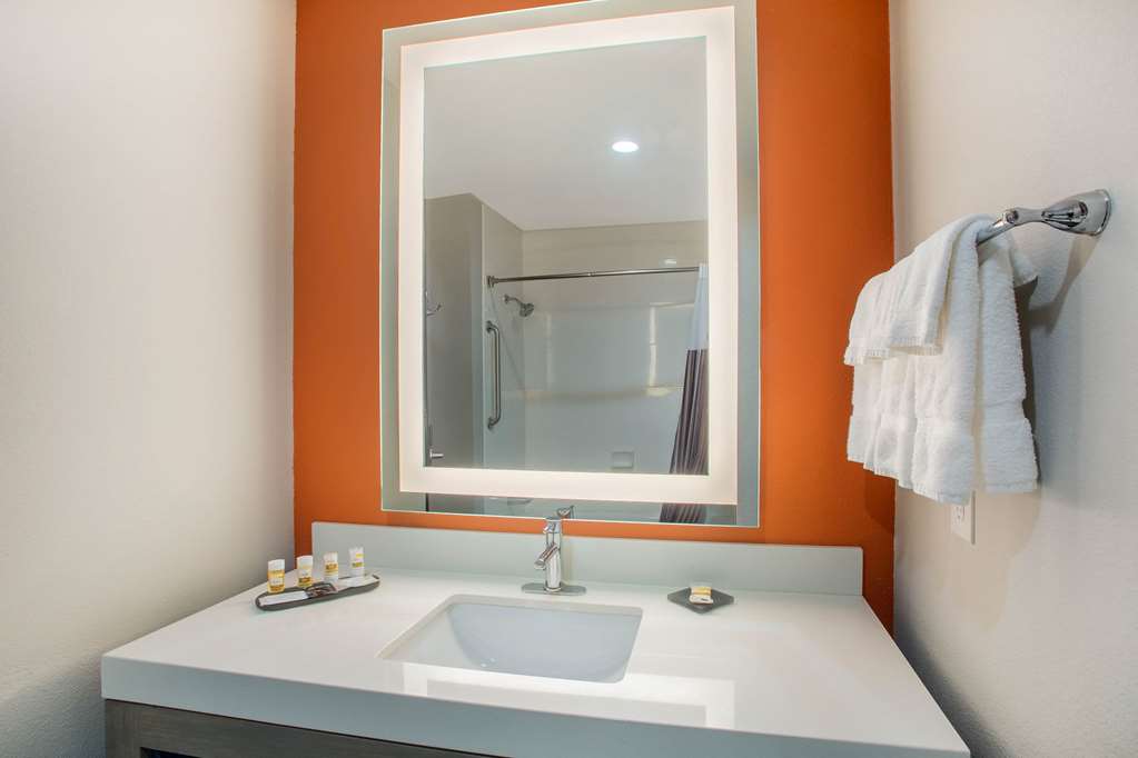 La Quinta Inn & Suites by Wyndham Pittsburg - photo 16