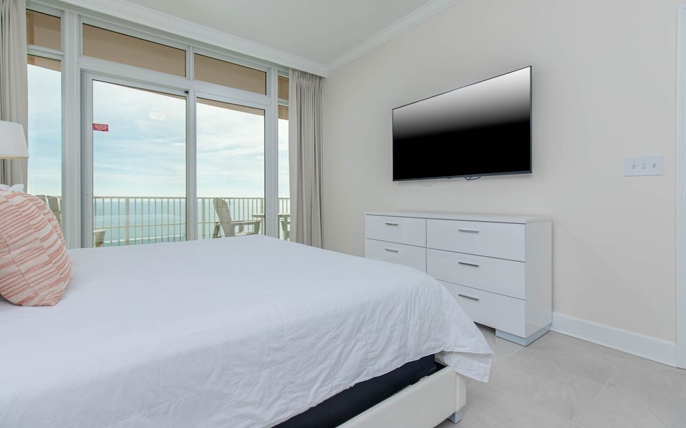 Phoenix Gulf Towers 1701 4 Bedroom Condo by Redawning - photo 3