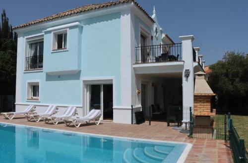 Detached Villa with Private heated infinity pool close to port and beach — 4-Star Luxury Hotel in Manilva, Spain