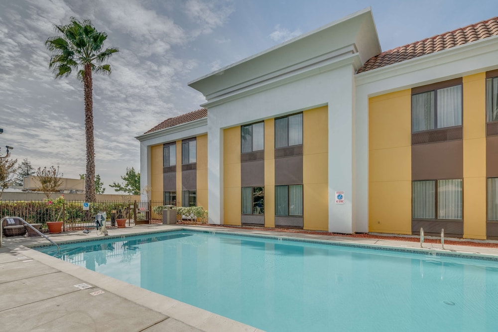 Hampton Inn Livermore - photo 2