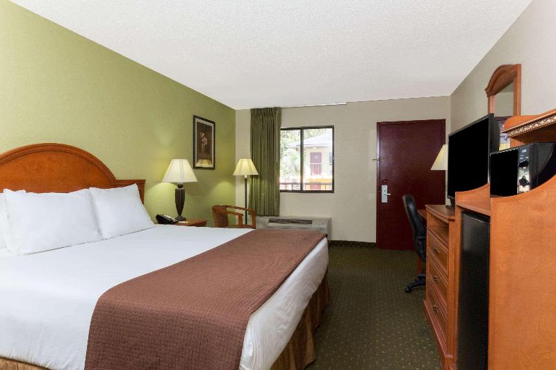 Howard Johnson by Wyndham Tallahassee - photo 10