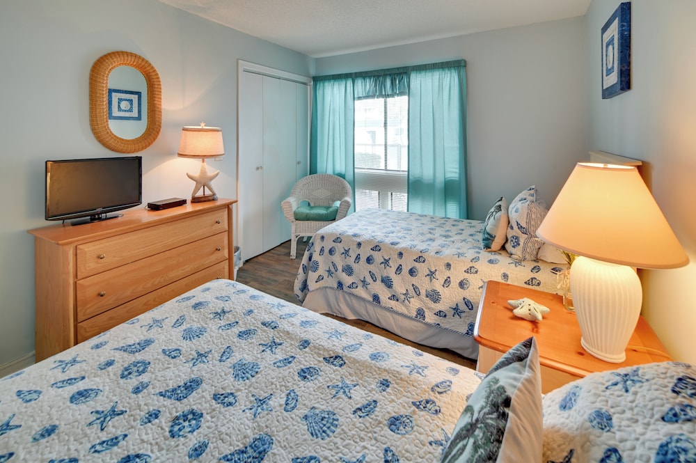Walk To Ocean Myrtle Beach Retreat with Sunroom — 4-Star Luxury Hotel in Myrtle Beach, United States