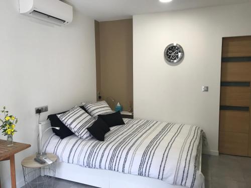 Studette de 17m2 avec parking privé gratuit Climatisation et petite cuisine in Menton, France