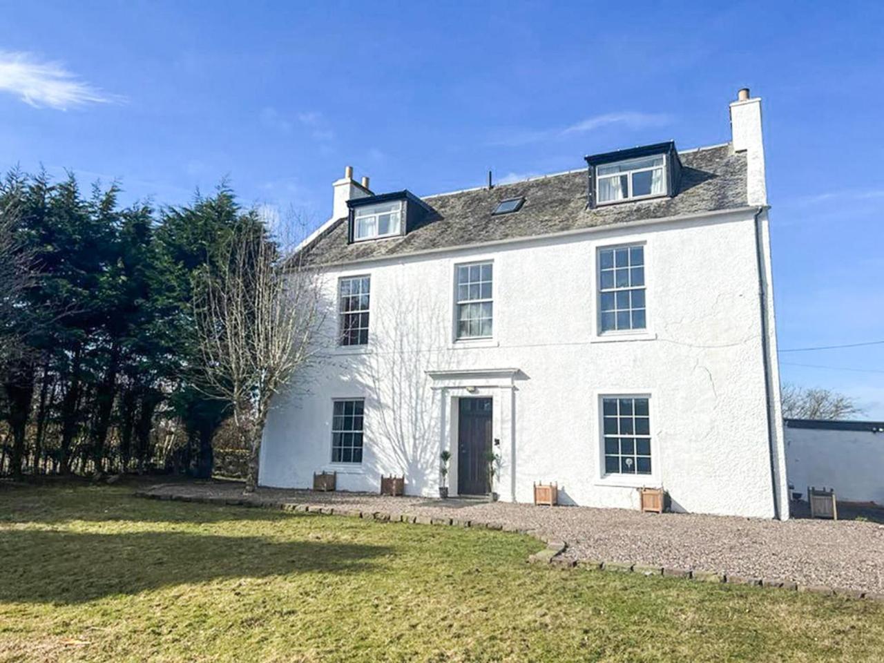 Colzium Farmhouse — 4-Star Luxury Hotel in Kirknewton, United Kingdom