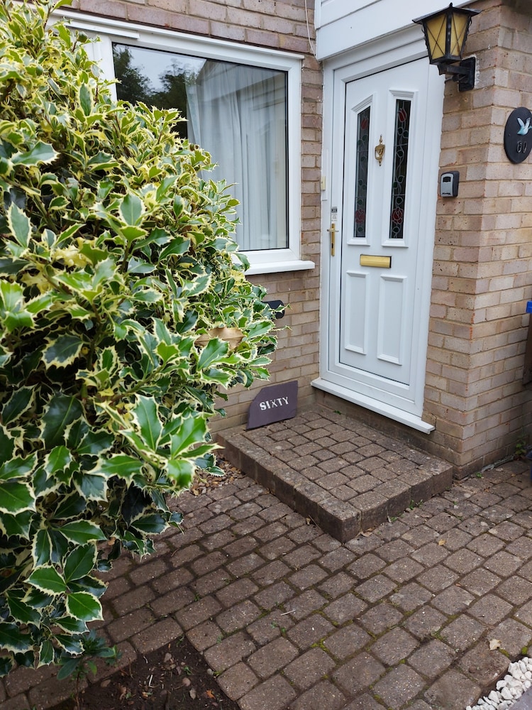 3 Bed Cottage Sleeps 4 20 mins to Northampton — 4-Star Luxury Hotel in Blisworth, United Kingdom