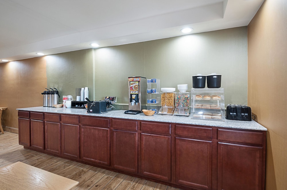 Quality Inn Near Pimlico Racetrack - photo 30