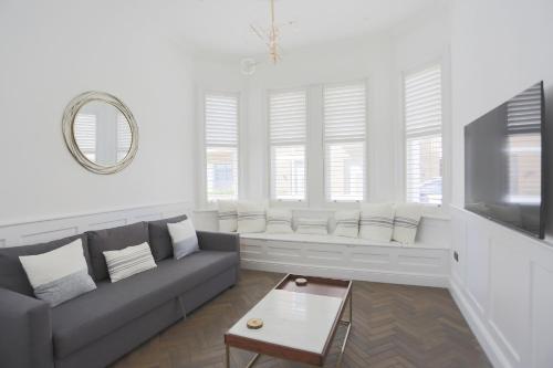 Coachman's Cottage Worthing Beach sleeps 9 — 4-Star Luxury Hotel in Worthing, United Kingdom