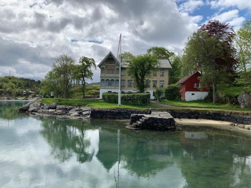 Skjerjehamn - last minute hotel in Eivindvik
