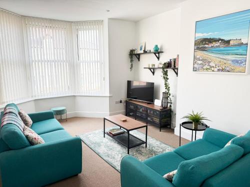 Private Parking Central Llandudno King Bed with Ensuite at Clement Lodge — 4-Star Luxury Hotel in Llandudno, United Kingdom