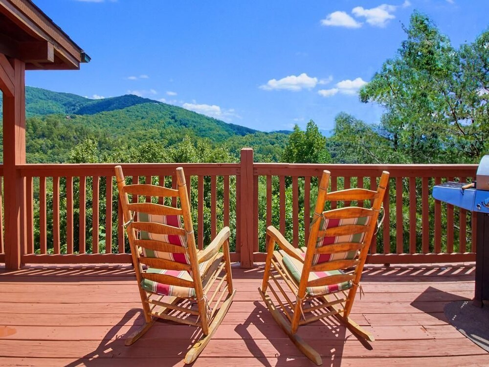 A Majestic View Iii 3 Bedroom Home With Hot Tub 9436299 — Townsend