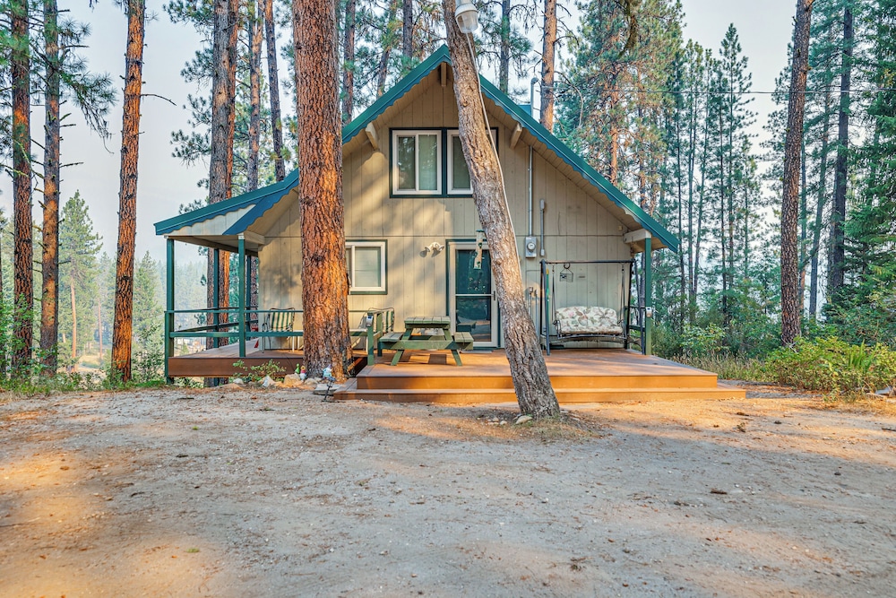 Hillside Hideaway Warm and Cozy Terrace Lakes Cabin — 4-Star Luxury Hotel in Deer Lodge, United States