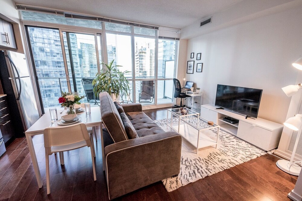 Bremner Condos Maple Leaf Square — 4-Star Luxury Hotel in Toronto, Canada