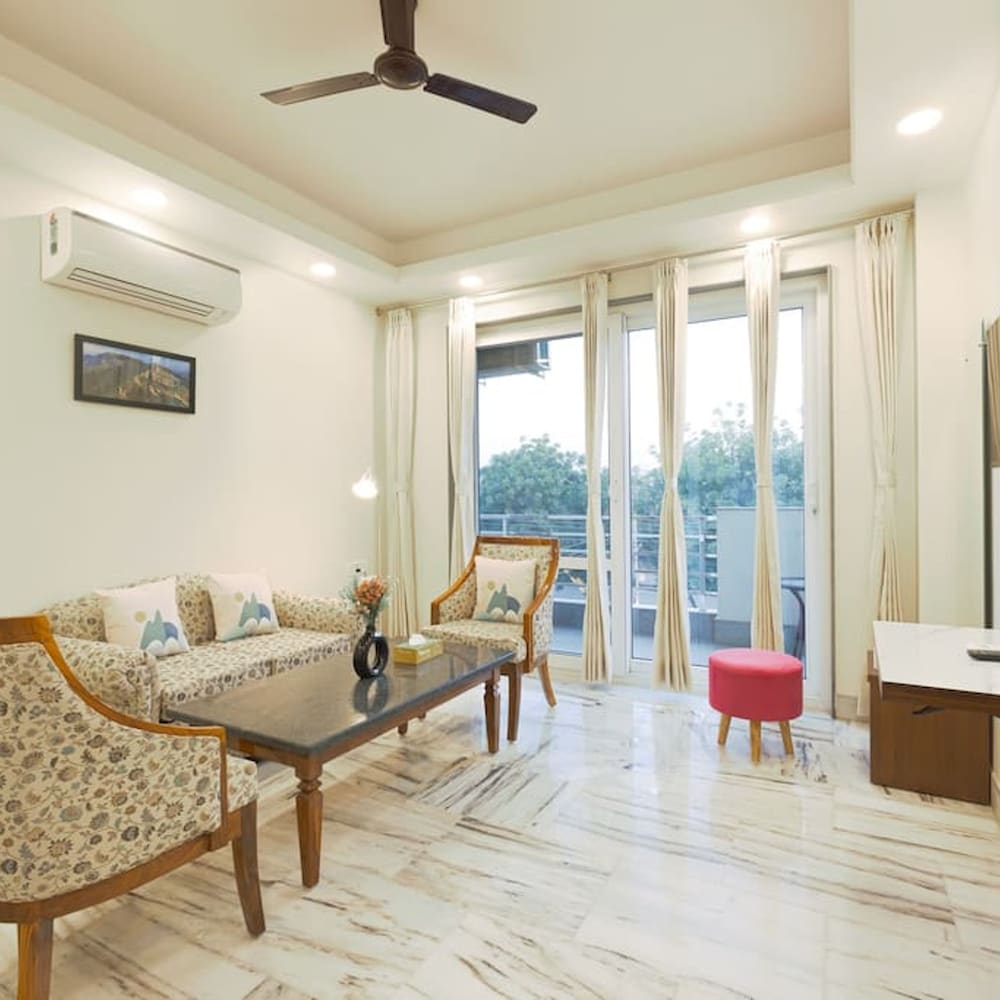 Child Friendly Retreat w Balcony tub King Bed