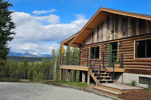 Cabin on 15 acres with Mtn view firepit Starlink — 4-Star Luxury Hotel in Whitefish, United States