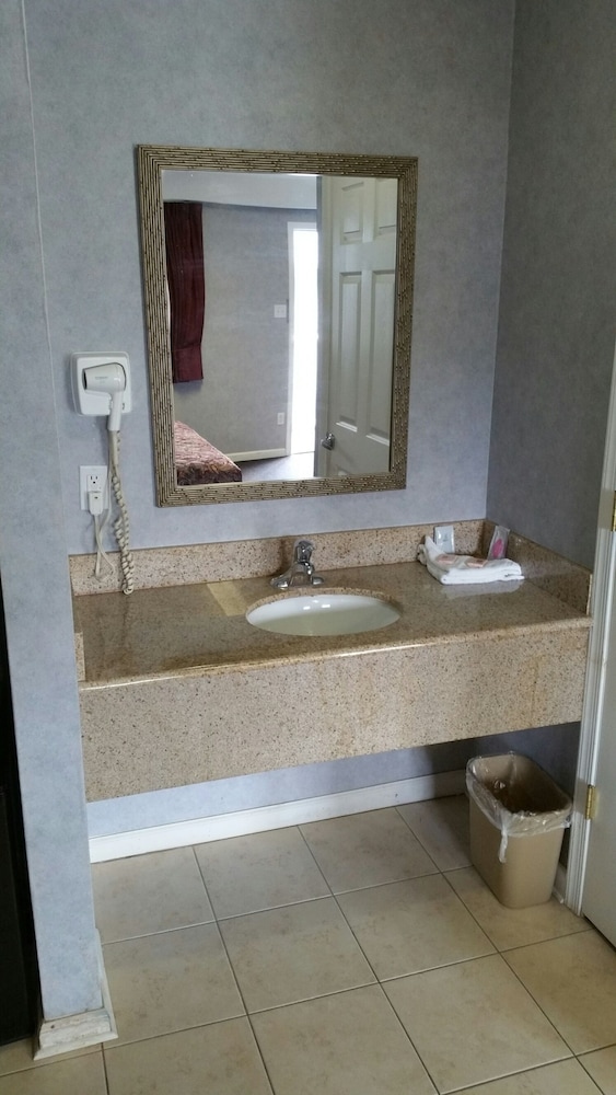 Village Inn and Suites - photo 22