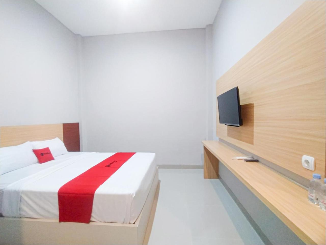 RedDoorz Syariah near Alun Alun Tegal 2 in Tegal, Indonesia