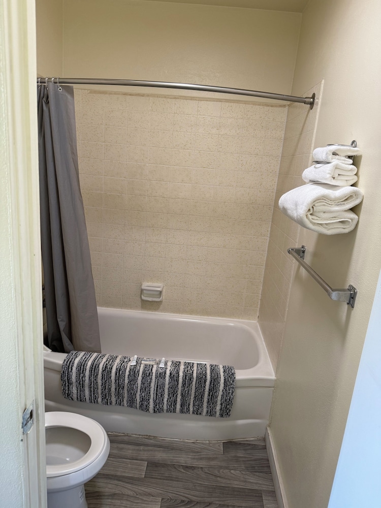 Down Towner Inn - photo 13