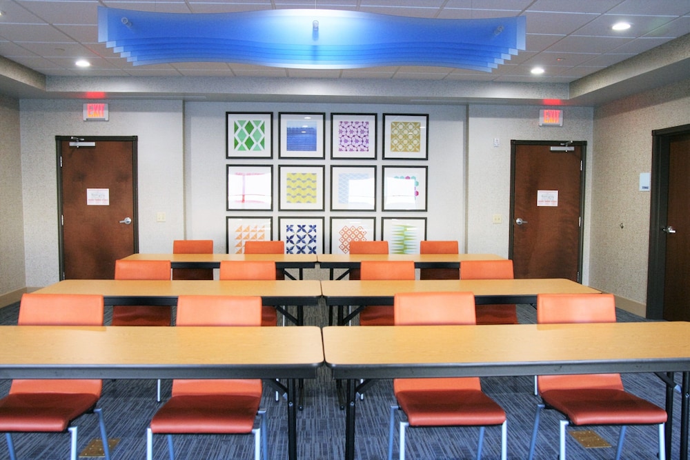 Holiday Inn Express & Suites Clarion By IHG - photo 34