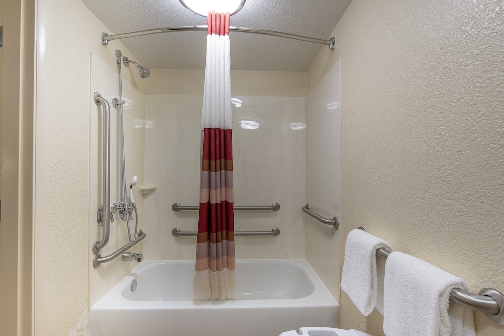 Red Roof Inn Cleveland Mentor Willoughby - photo 24