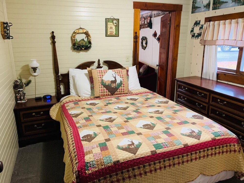 Carroll Motel & Cottages - photo 31