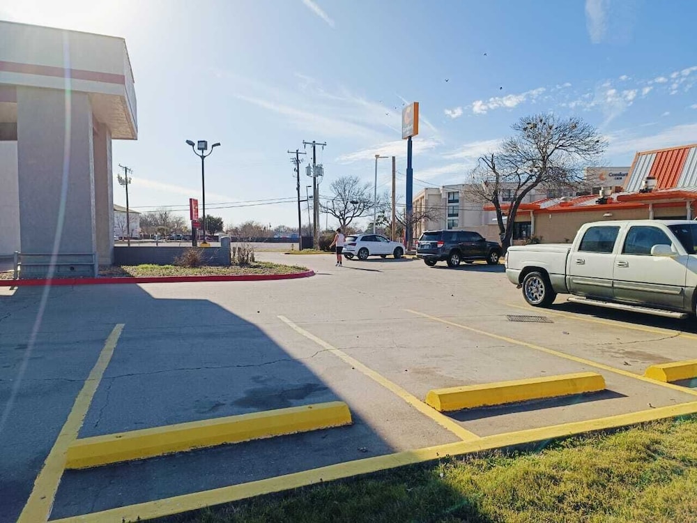 Travelers inn by OYO Wichita Falls - photo 34