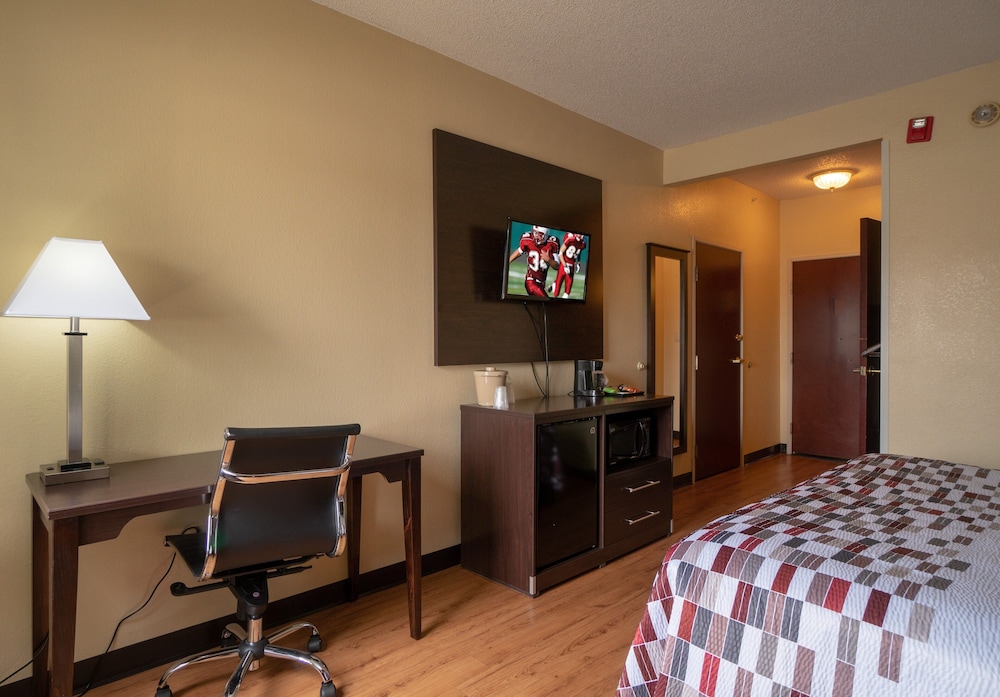Red Roof Inn & Suites Indianapolis Airport - photo 22