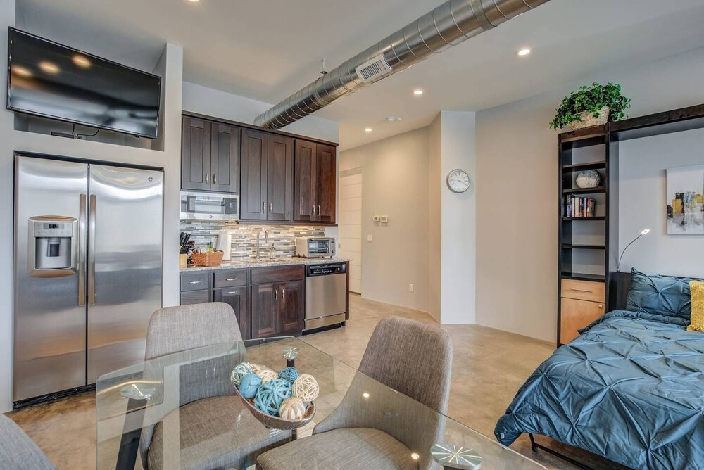 1BD Studio Downtown Close to Hiking W ac - photo 3