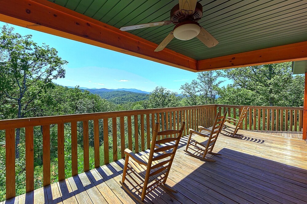 Big Bear Lodge — 4-Star Luxury Hotel in Sevierville, United States