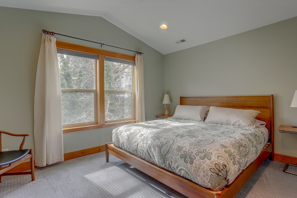 Spacious B2 Townhome with Fireplace and BBQ on the Deck by RedAwning - photo 2