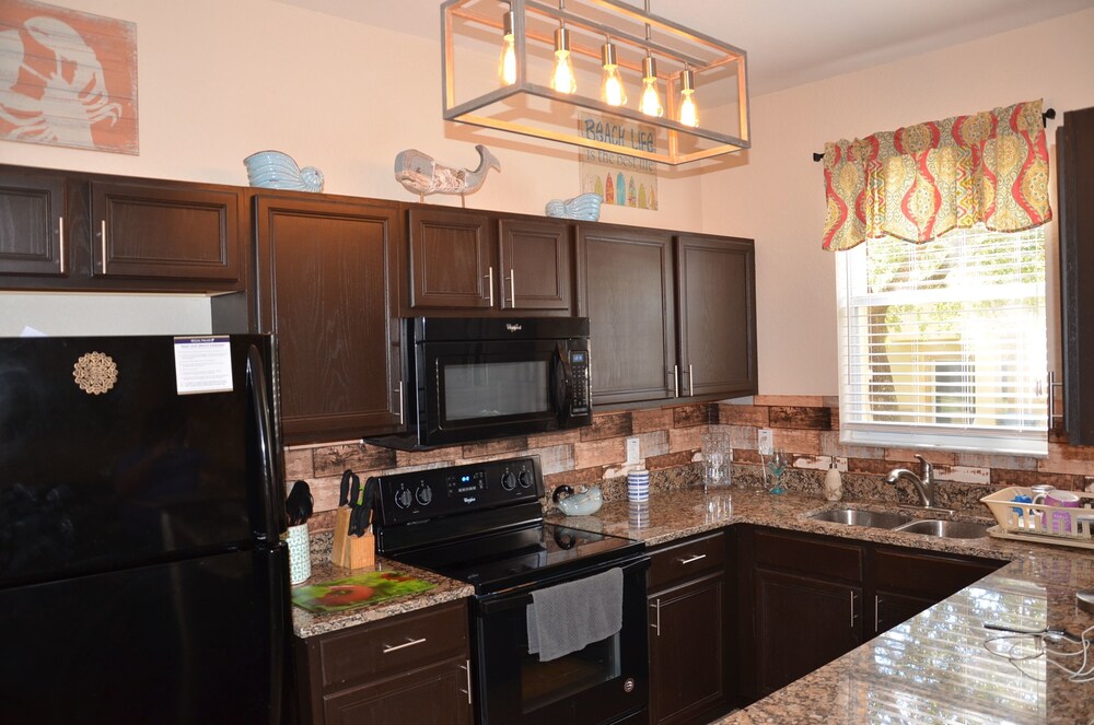 Premium 3 Bed 3 Bath Townhome - photo 11