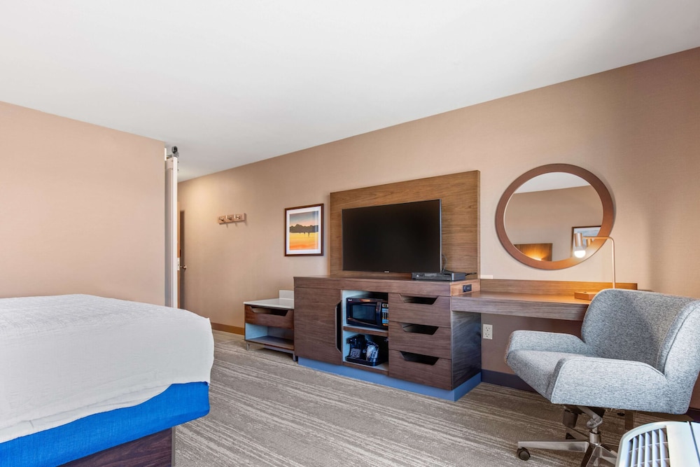 Hampton Inn & Suites Greeley - photo 8