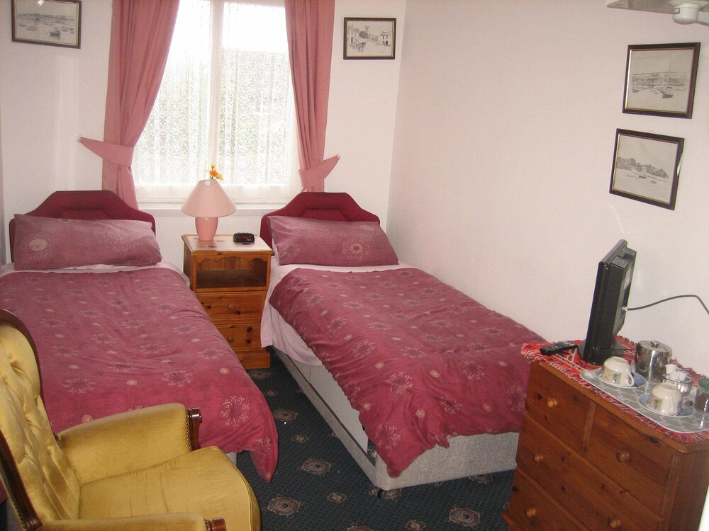 Four seasons Guest House — Burry Port — photo 3