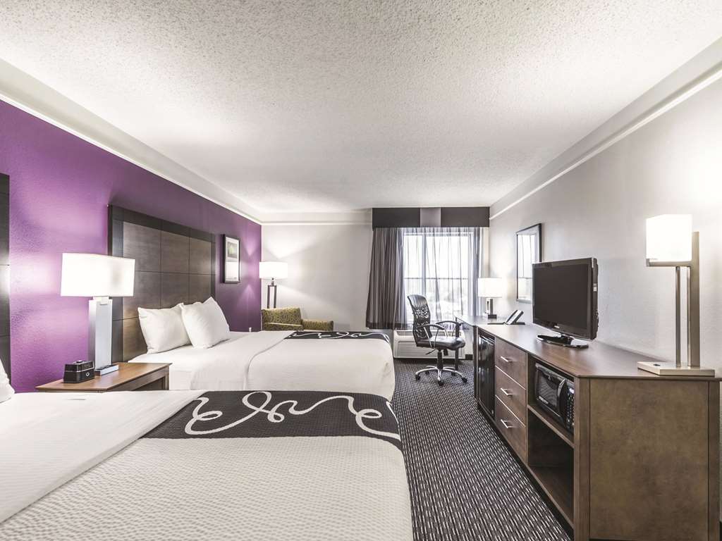 La Quinta Inn & Suites by Wyndham Cincinnati Sharonville - photo 21