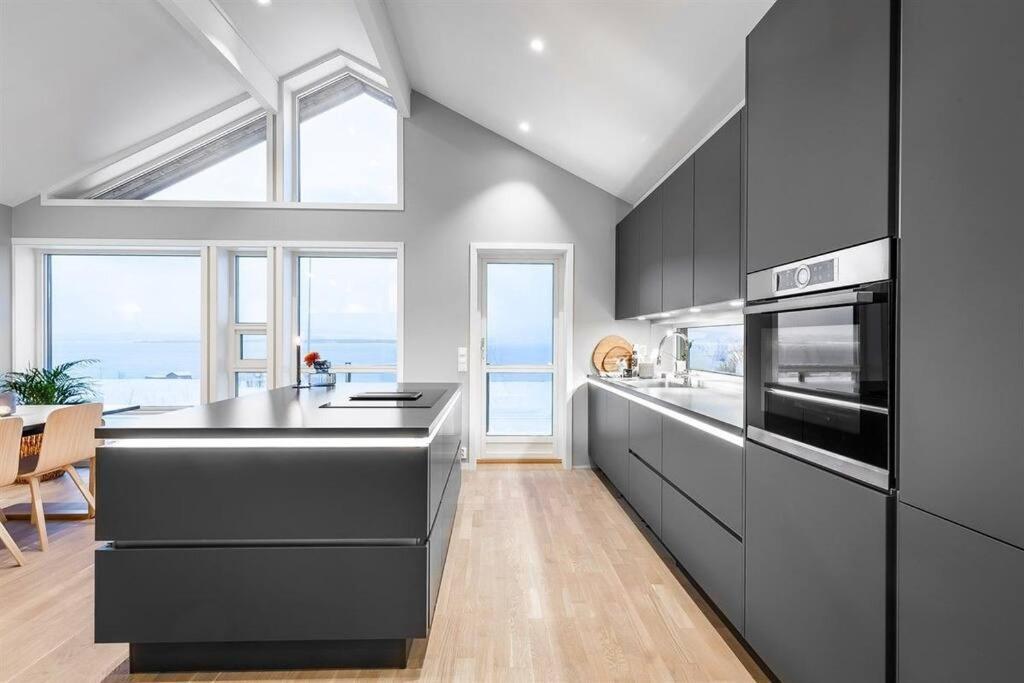 Strøken villa med spektakulær utsikt — 4-Star Luxury Hotel in Tromso, Norway