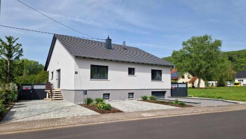 Ferienhaus Guldner mit Terrasse Garten und Sauna — hotel in Uberherrn