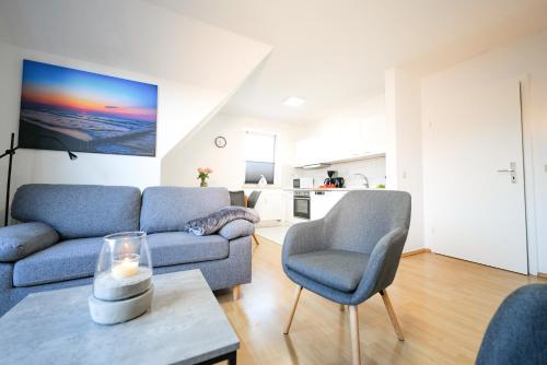 Ferienwohnungen Meerfarbig Zingst HAUSTIERFREI Terrasse mit Strandkorb oder Balkon Glasfaser Parkplatz Fahrradschuppen Waschtrockner E Ladesäule ruhig und zentral Nichtraucher — 4-Star Luxury Hotel in Zingst, Germany