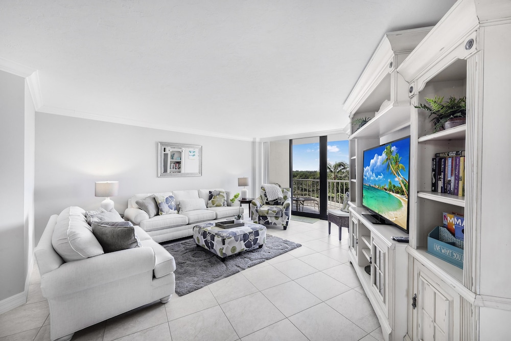 Beachfront condo in resort style community with pool - photo 18