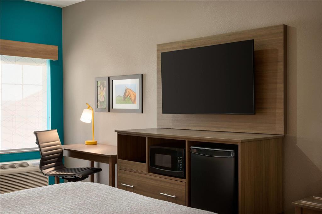 La Quinta Inn & Suites by Wyndham Shawnee - photo 13