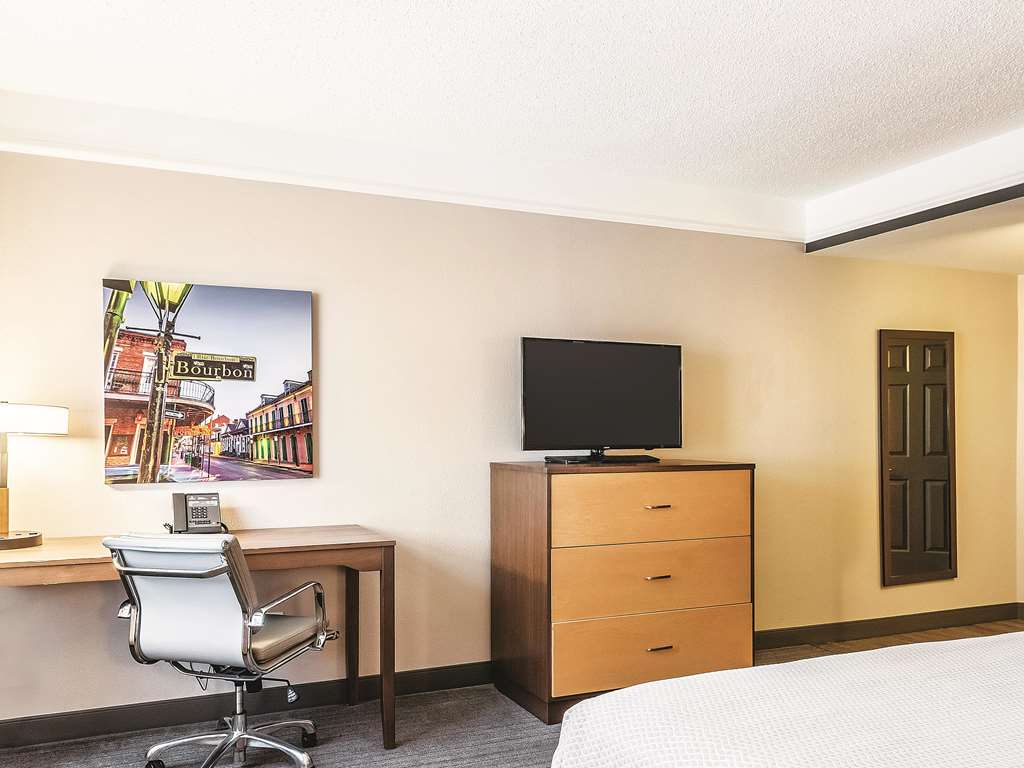 La Quinta Inn & Suites by Wyndham New Orleans Downtown - photo 22