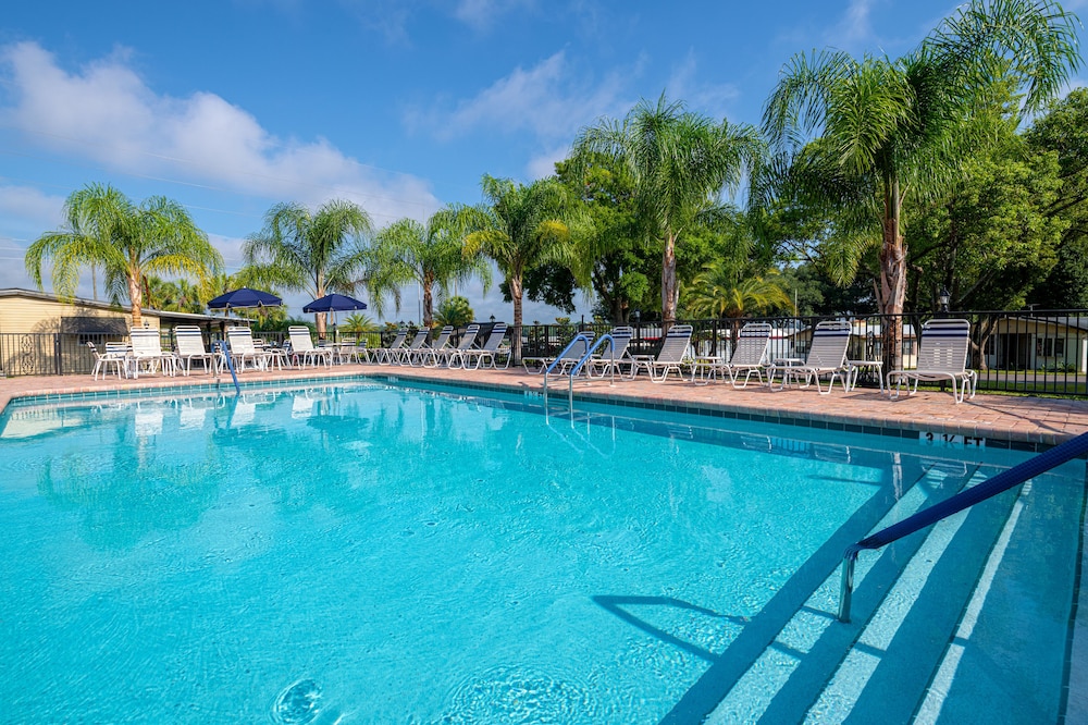 Baker Acres - carbon neutral hotel in Zephyrhills